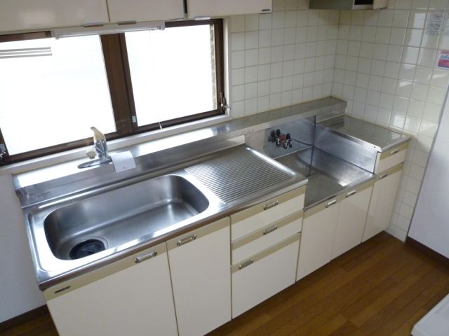 Kitchen. Dishes are convenient two-necked Gasukitchin can be installed