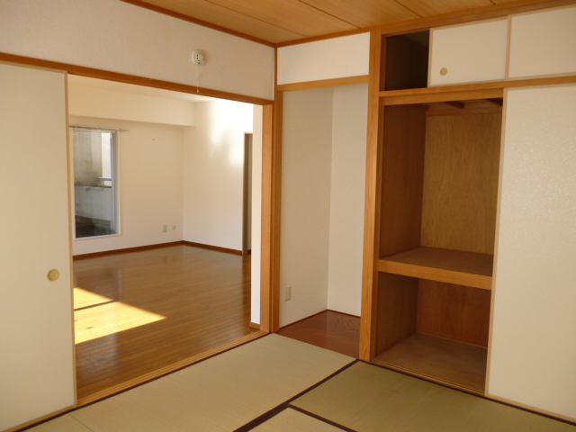 Other room space. Dining next to the bright Japanese-style.