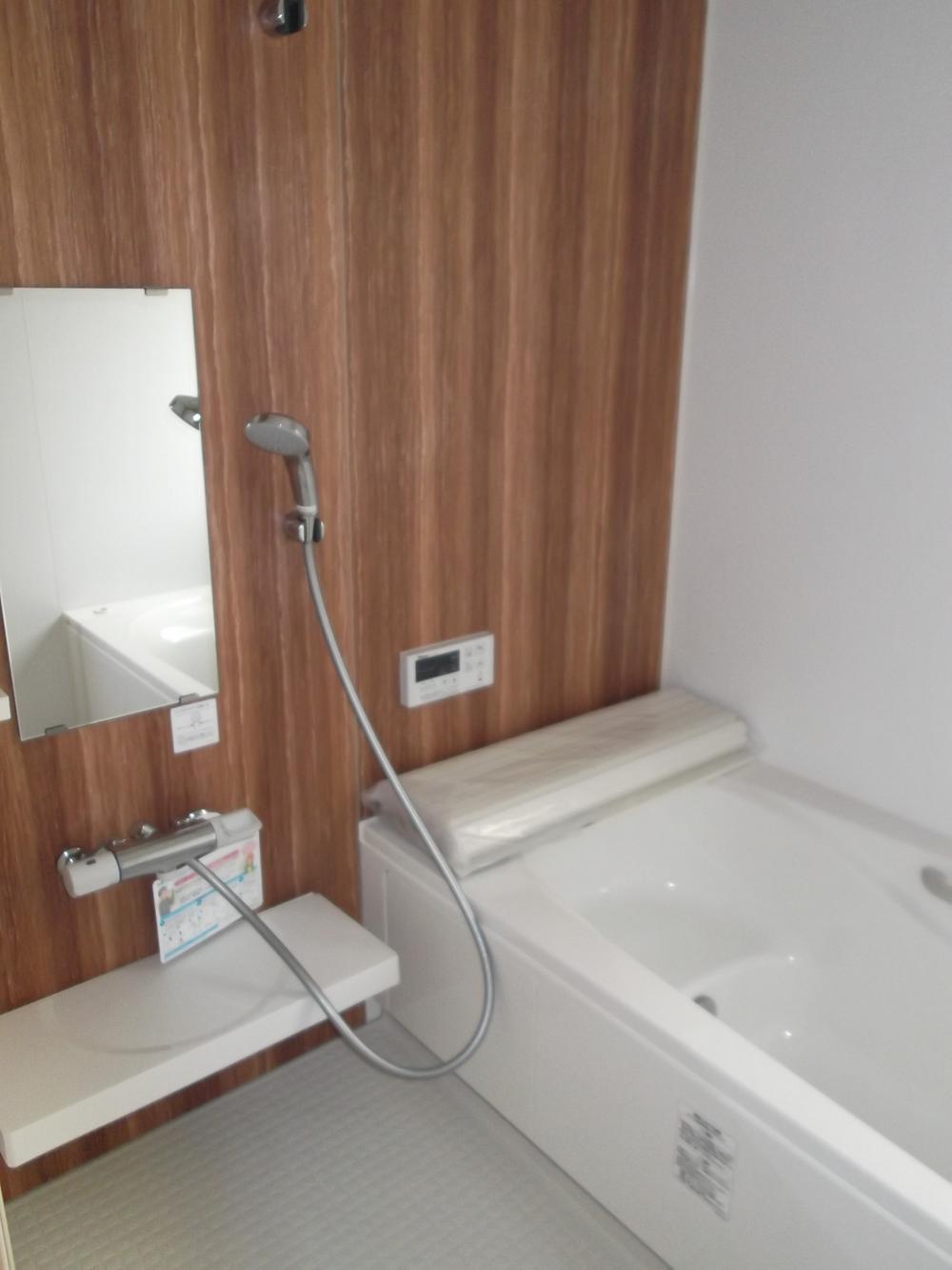 Same specifications photo (bathroom). Same specification bathroom (the color of the panel may vary) Bathroom dryer is standard. 
