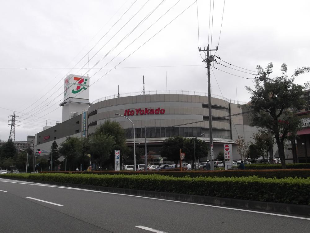Supermarket. Ito-Yokado is the largest floor space in the 1280m Hachioji city to Hachioji. 