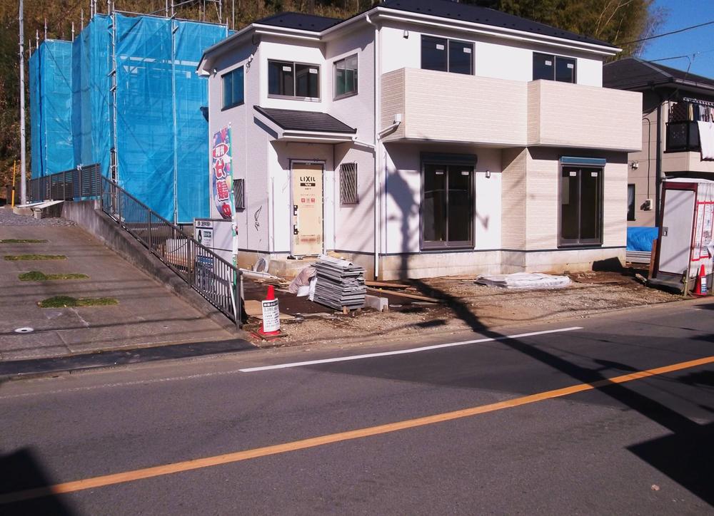 Local appearance photo. Local (December 2013 shooting) 1, In Building 2 both sunny. South prefectural the traffic volume for the old road is small, Also safe for children. Parking is also a breeze with a width of about 9.5M.