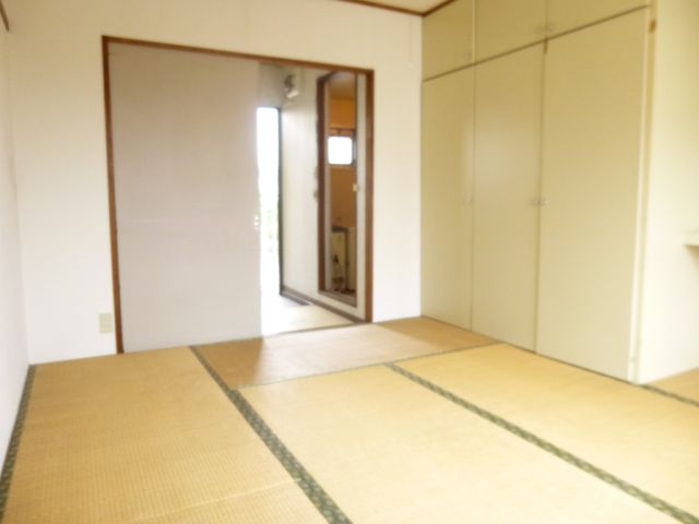 Living and room. Door between the rooms and the kitchen is important