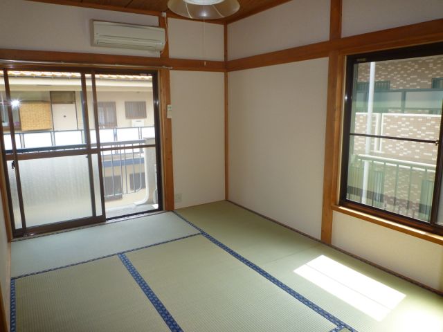 Living and room. South-facing Western-style is lighting ・ Excellent cozy space ventilation