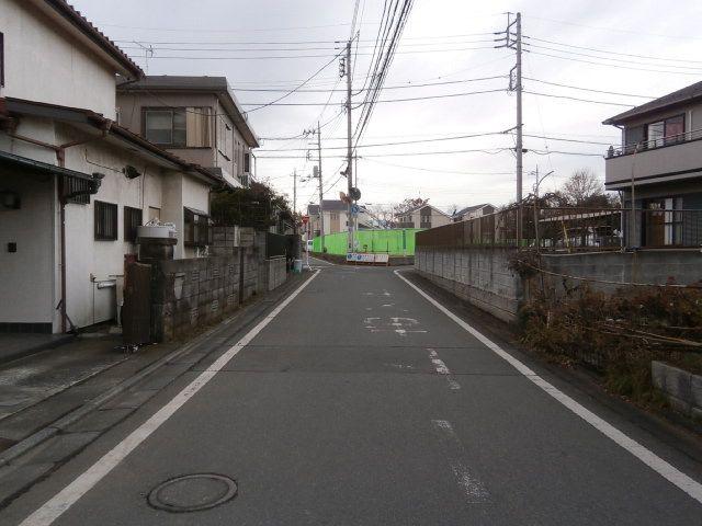 Local photos, including front road. Smooth and out of the car in front 5m road, A quiet residential area