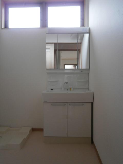 Wash basin, toilet. Three-sided mirror vanity with shampoo dresser function
