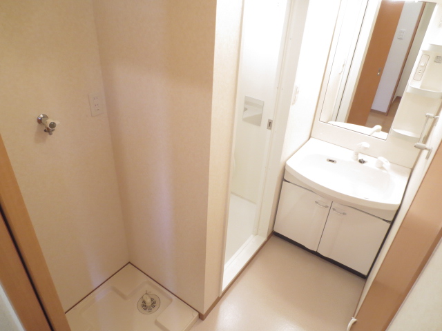 Washroom. Wide shower dresser washbasin ・ Washing machine in the room