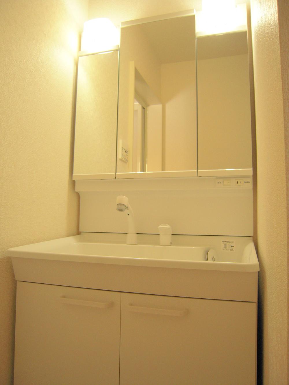 Wash basin, toilet