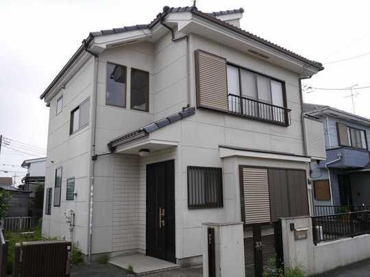 Local appearance photo. There are three car spaces, It is also available as a two-family house in the kitchen 2 places.