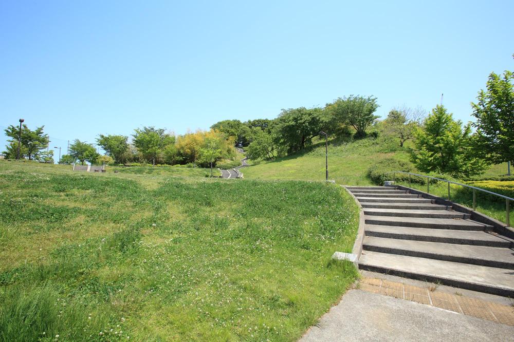 park. The natural rich park, which was established a 120m woodlands to Yarimizu Park, Also you can see the Mount Fuji on the day in good weather.