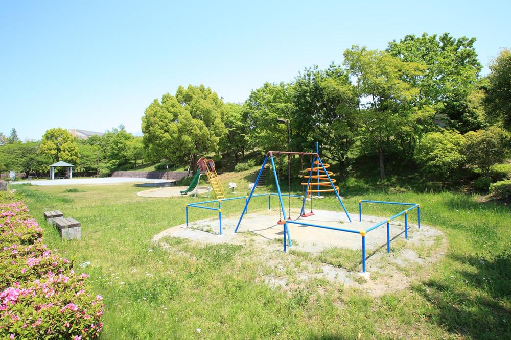 park. Beautiful park of cherry tree that is adjacent to the 10m Minami-Osawa triethanolamine to Itami tree park. Also been enhanced play equipment such as slides.