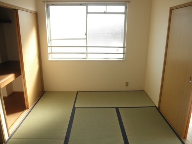 Living and room. It will be healed in the fragrance of rush. 