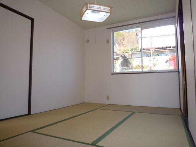 Living and room. Japanese-style room Bright living room space has a window to the north