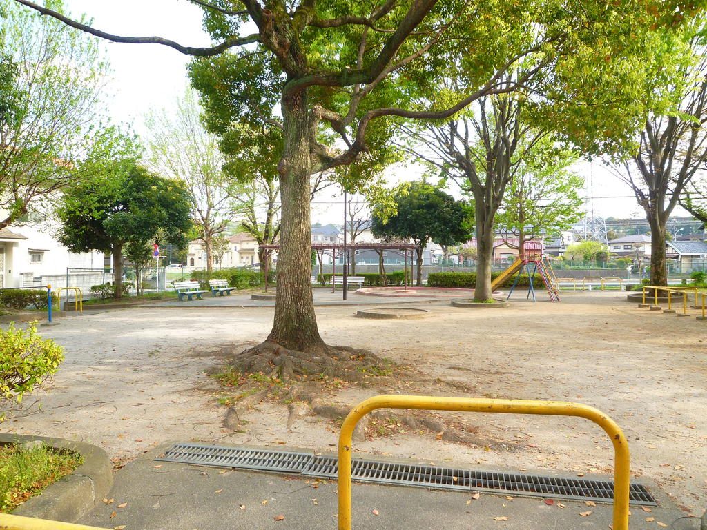 Other. ☆ There is park in front ☆