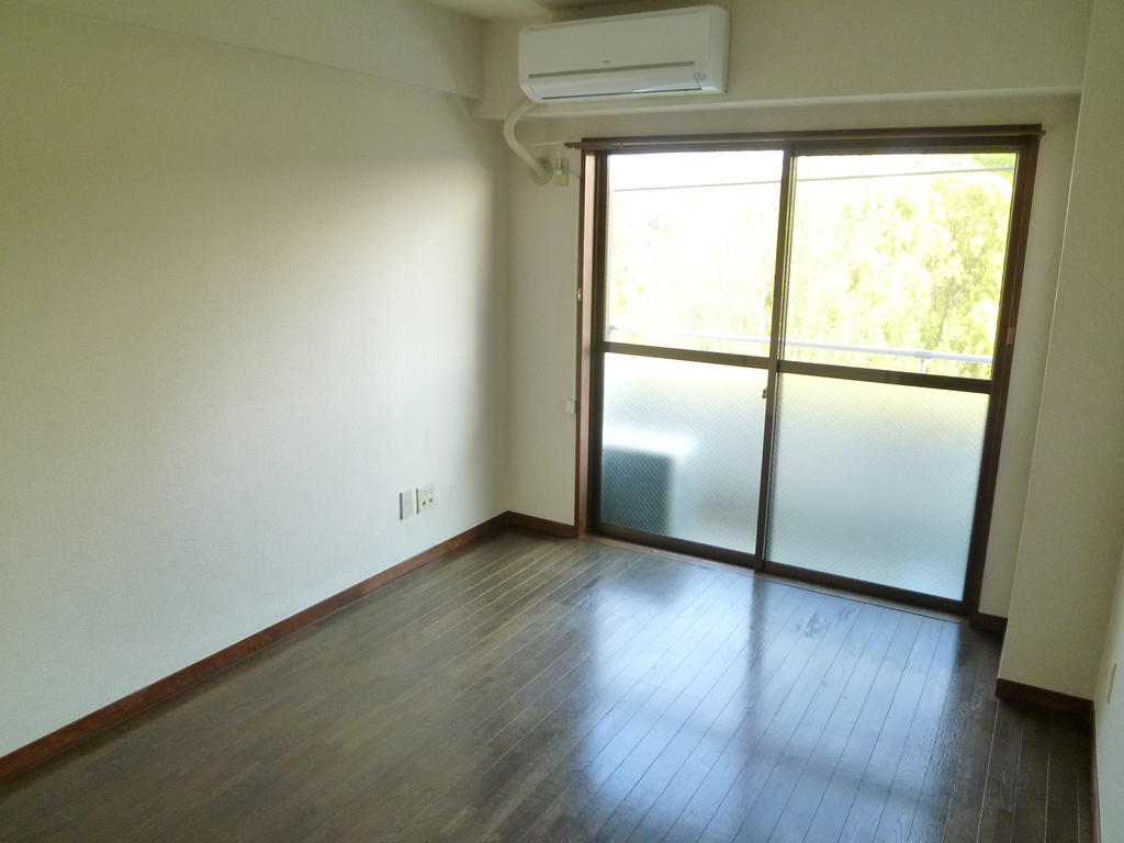 Living and room. ☆ Sunny ☆