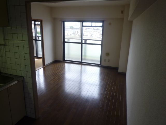 Living and room. Western-style is lighting facing the veranda ・ Excellent cozy space ventilation