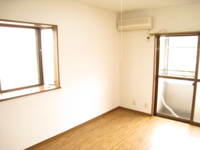 Living and room. South-facing Western-style is lighting ・ Excellent cozy space ventilation