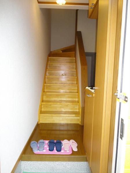 Entrance. Large shoebox and stairs under storage