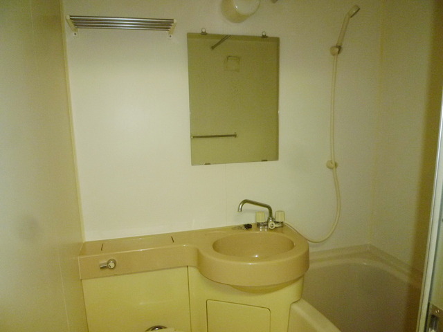 Washroom. There Kagami to the wash basin