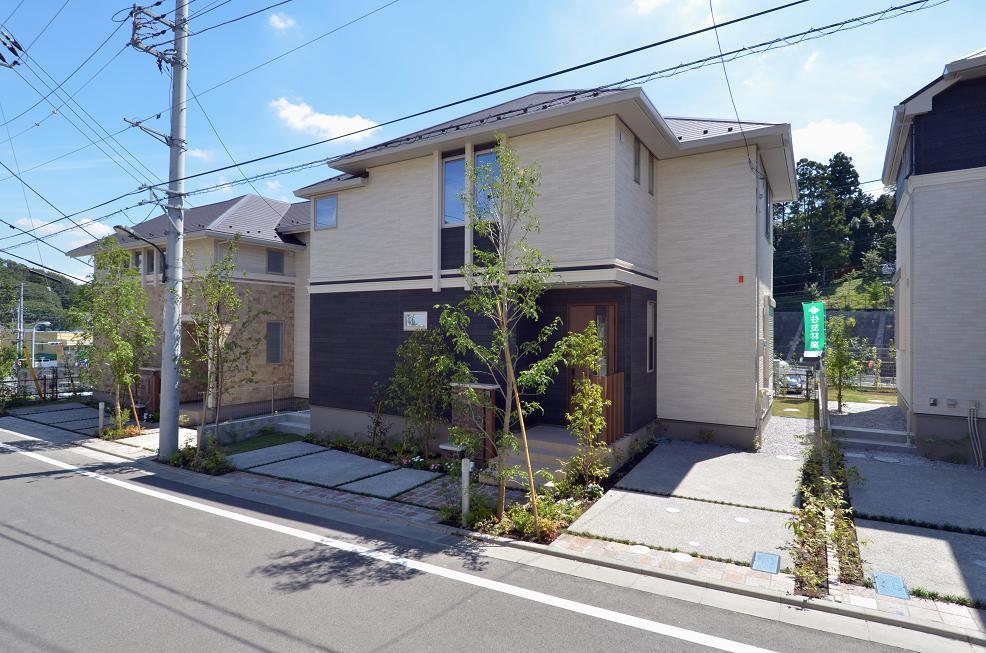 It performs a wood procurement in consideration of the environment, Using high-quality Tama production cypress of the pillars and foundation. Such as to implement the Garden support operations through exclusive Gardener, Attention to detail of city planning. (95 Building / August 2012 shooting)