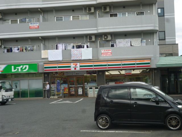 Convenience store. 640m to Seven-Eleven (convenience store)