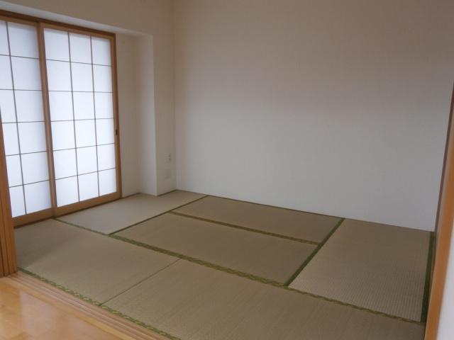 Non-living room. 6 Pledge Japanese-style room, which is continuous with the living room, A wider space is living opened the sliding door.