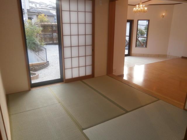 Non-living room. Japanese-style room, which is continuous with living