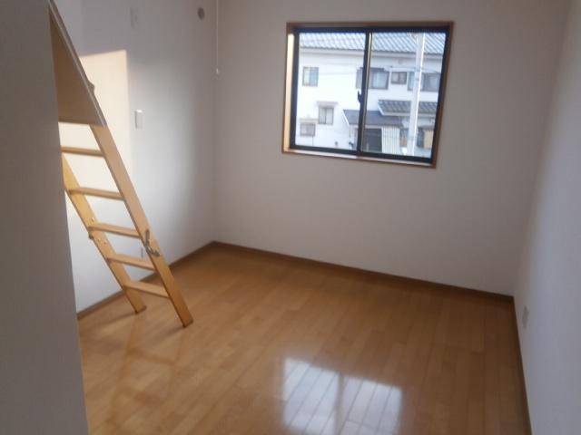 Non-living room. With the second floor Grenier Western-style