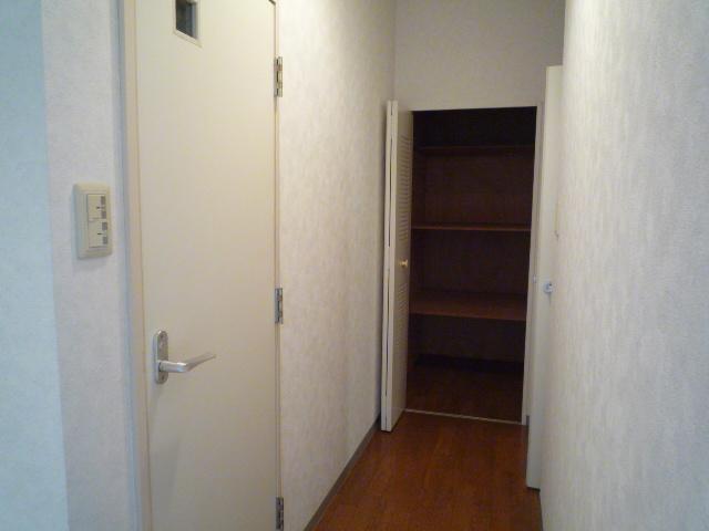 Other room space. Toilet before the corridor. There is also housed in the hallway