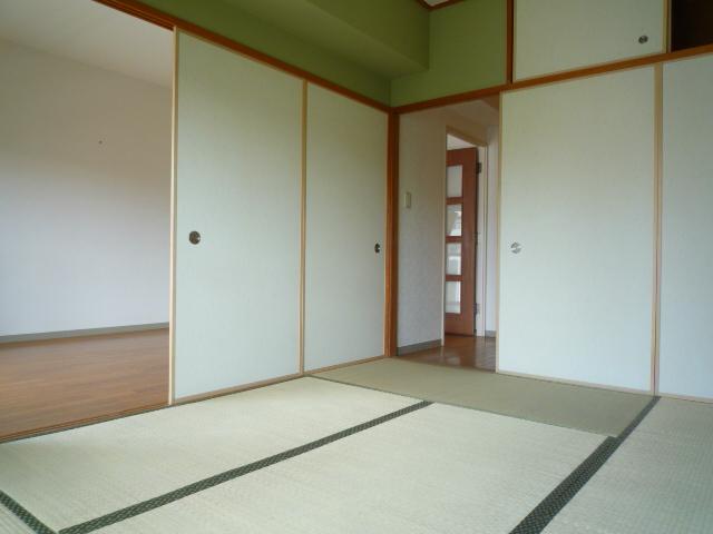 Living and room. Also from LDK, 2way Japanese-style room to put also from the hallway. With window