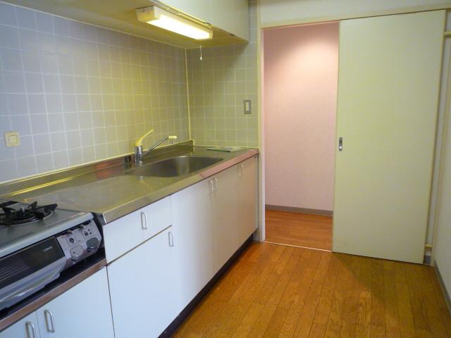 Kitchen. Also from the hallway, 2way kitchen with depth to put even from living