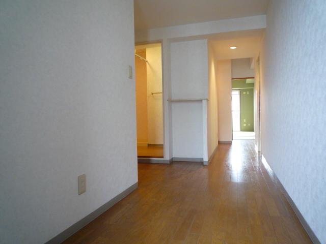 Other room space. Figure opened the front door. The left side is the north side Western-style. Convenience has a shelf in the front door