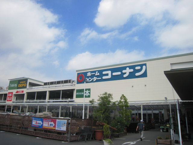 Shopping centre. Green Walk Tama shop until the (shopping center) 375m