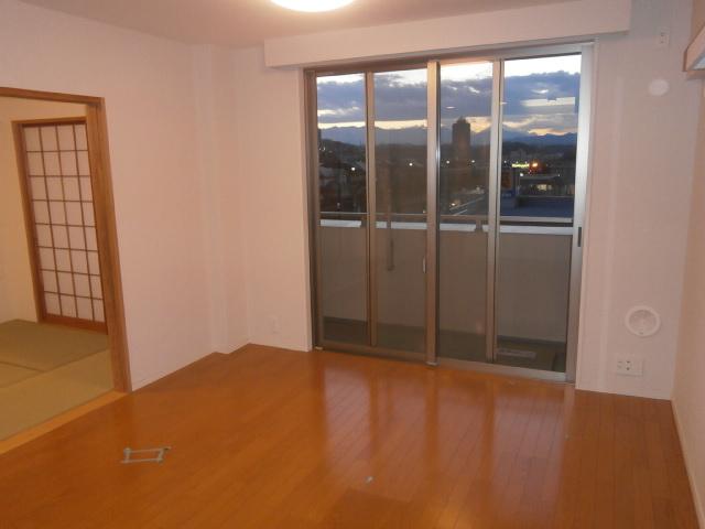 Living. Japanese-style flat floor continuous with the living, In a space where some feeling of freedom open the sliding door
