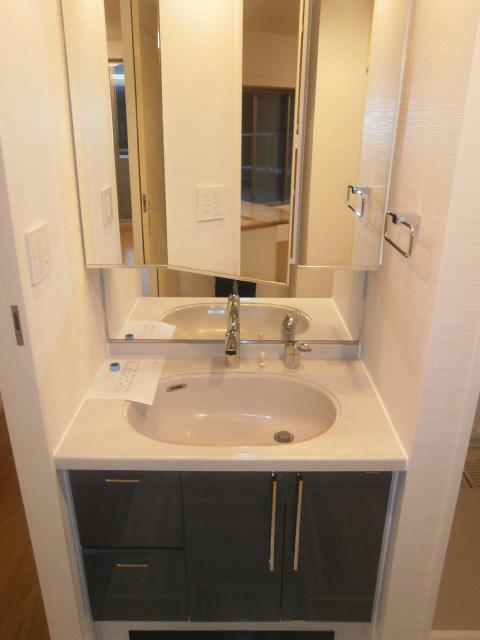 Wash basin, toilet. Three-sided mirror vanity