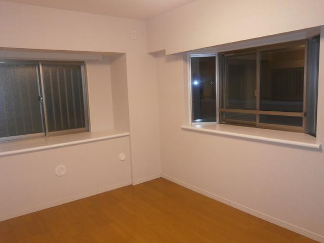 Non-living room. Western-style with a bay window