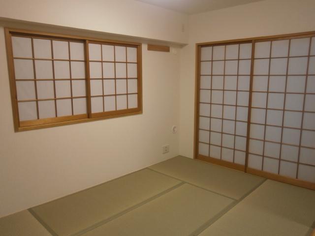 Non-living room. Japanese-style room, which is continuous with living