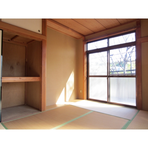 Other room space. Sunny Japanese-style!