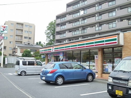 Convenience store. 300m to Seven-Eleven (convenience store)