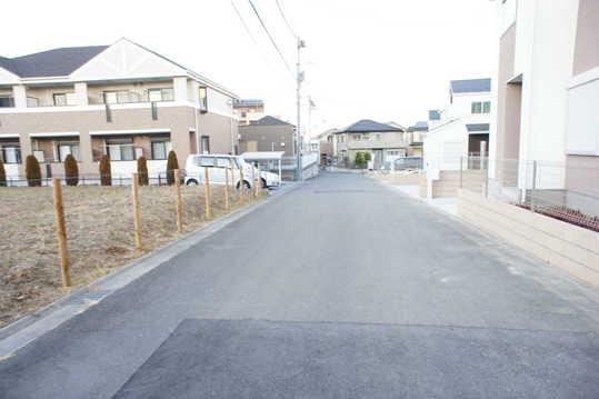 Local photos, including front road. Frontal road