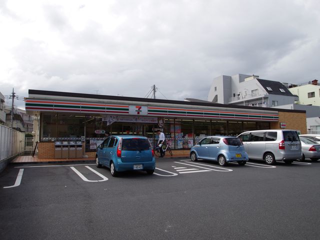 Convenience store. 727m to Seven-Eleven (convenience store)