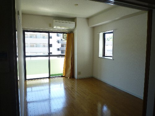 Living and room. Western-style bay window