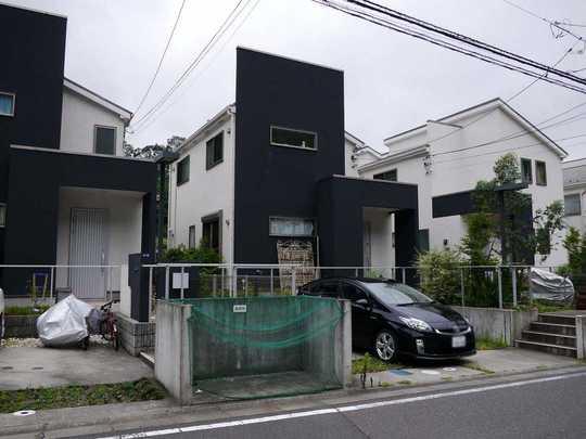 Local appearance photo. It is built shallow housing of Hachioji Minamino Station 14 mins. There is also a spacious 52 square meters site, Also substantial equipment.