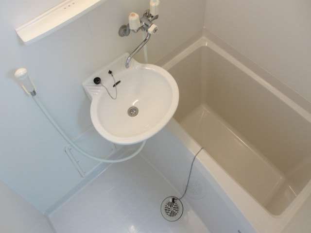 Bath. Clean full bathroom in which the white tones