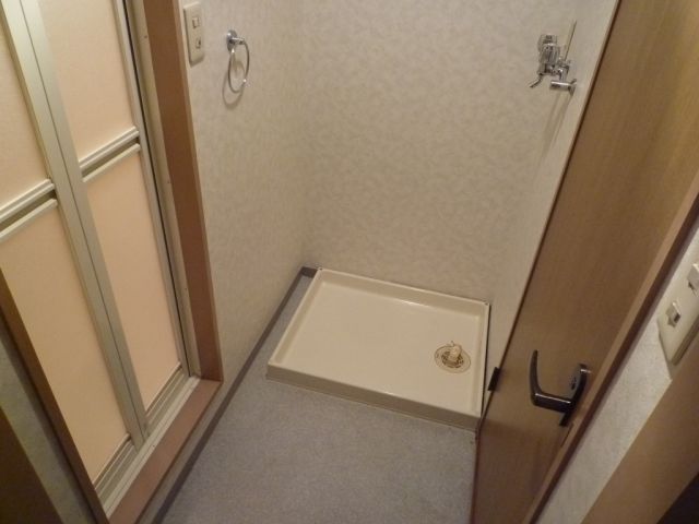 Other room space. Washing machine in the room. You can also use as a dressing room space.