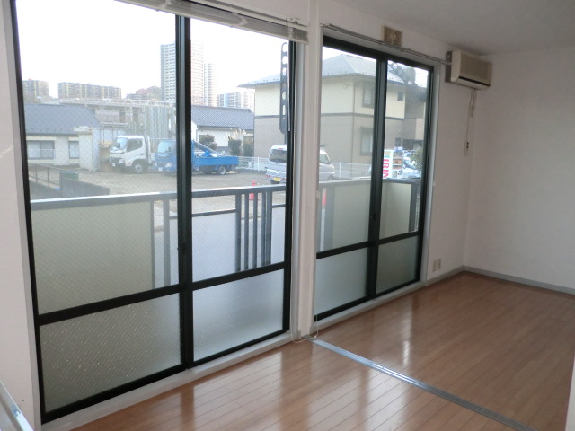 Living and room. South-facing bright living Haisasshi