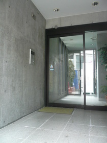 Entrance. Auto-lock with the apartment of peace of mind