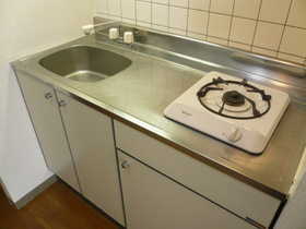 Kitchen. 1-neck with gas stove