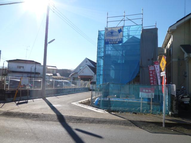 Local photos, including front road. New development road, It looks us exudes the style of the house have very clean.