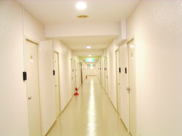 Other common areas. Wide middle corridor