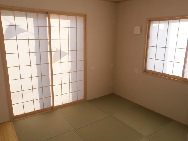 Non-living room. Japanese-style room, which is continuous with living